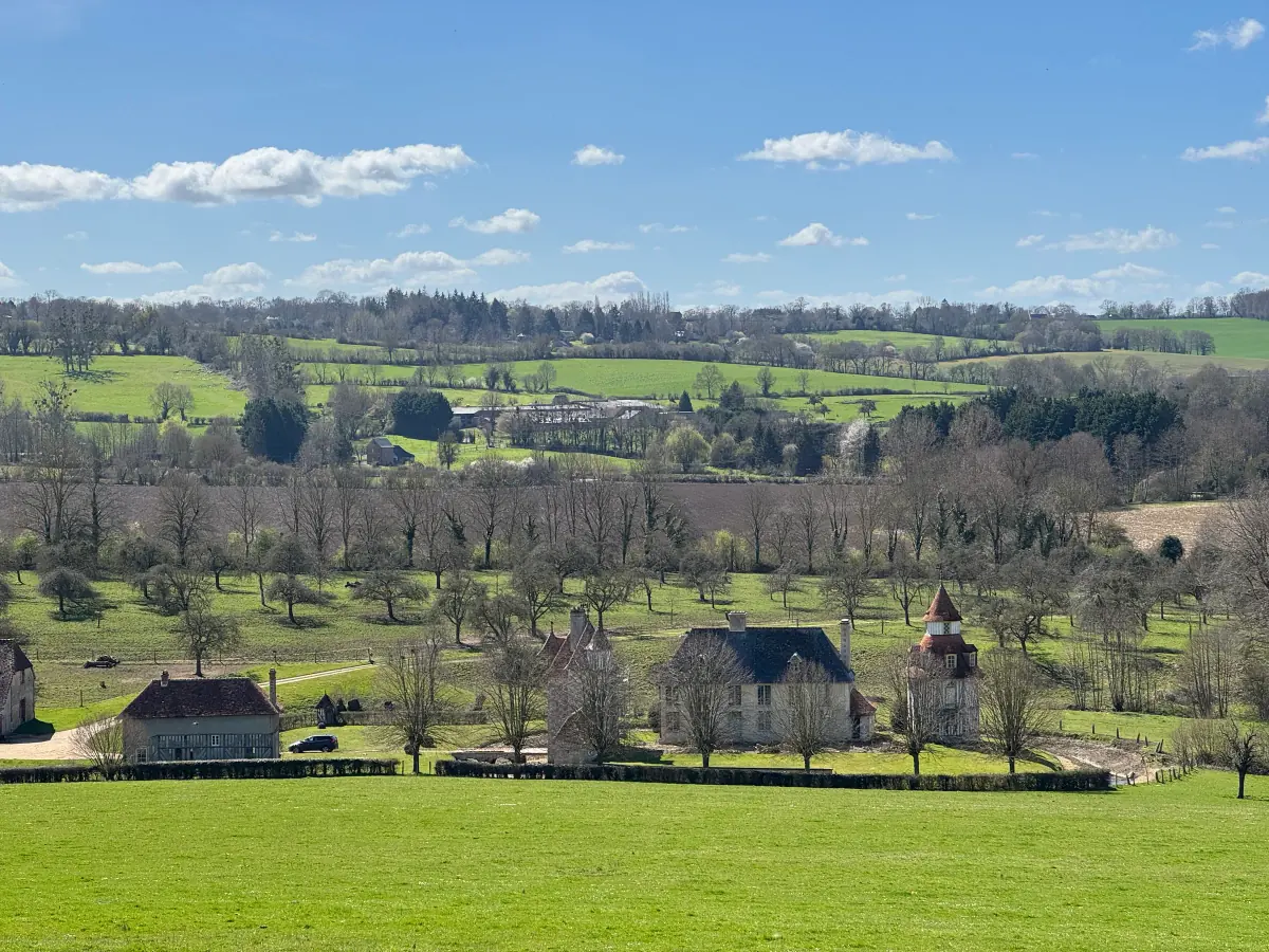 Le bocage du Pays d’Auge : des prairies, des haies, des vergers et quelques maisons au creux du vallon