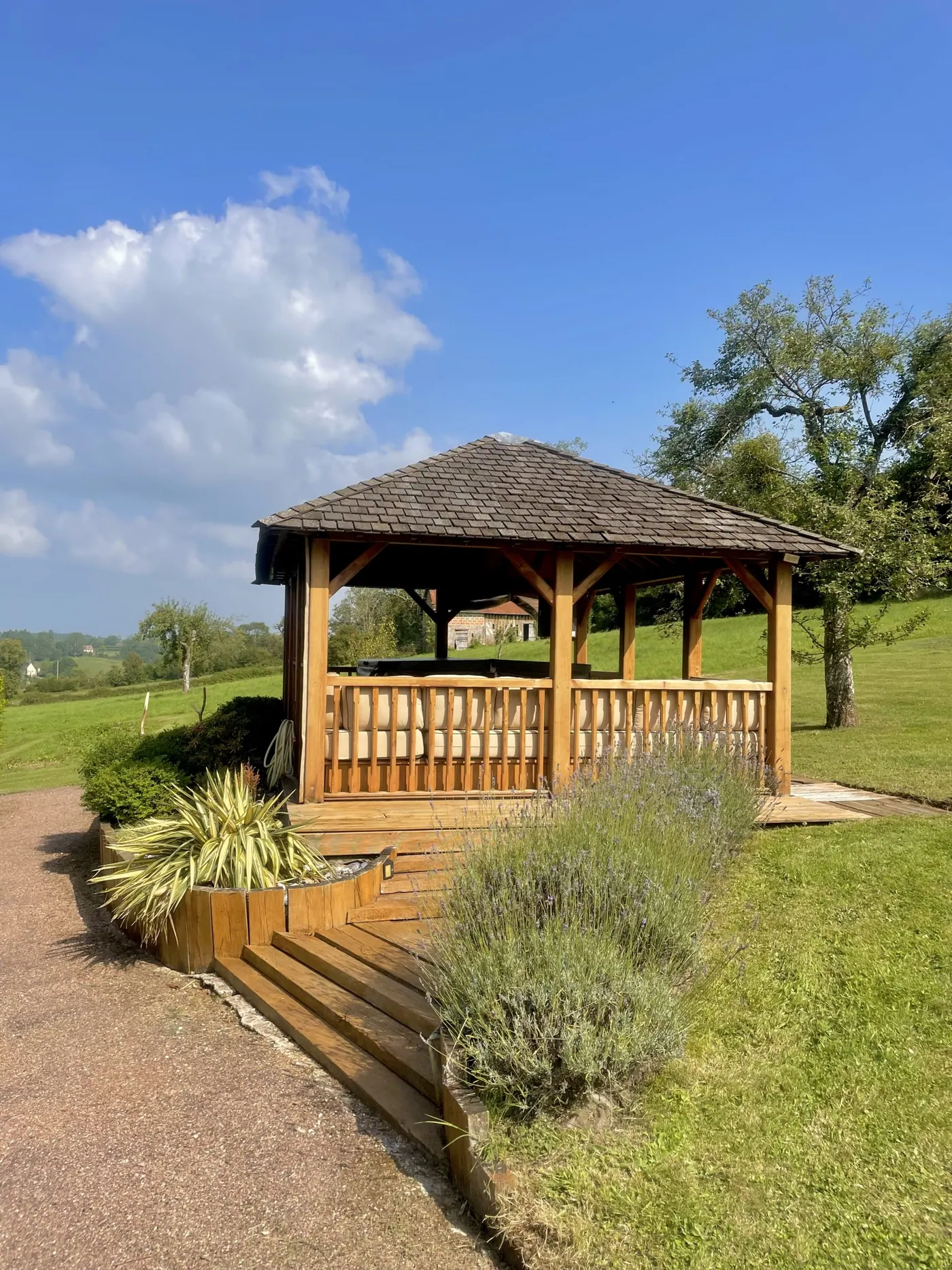 Le kiosque du jacuzzi, ouvert sur les prés du Hameau
