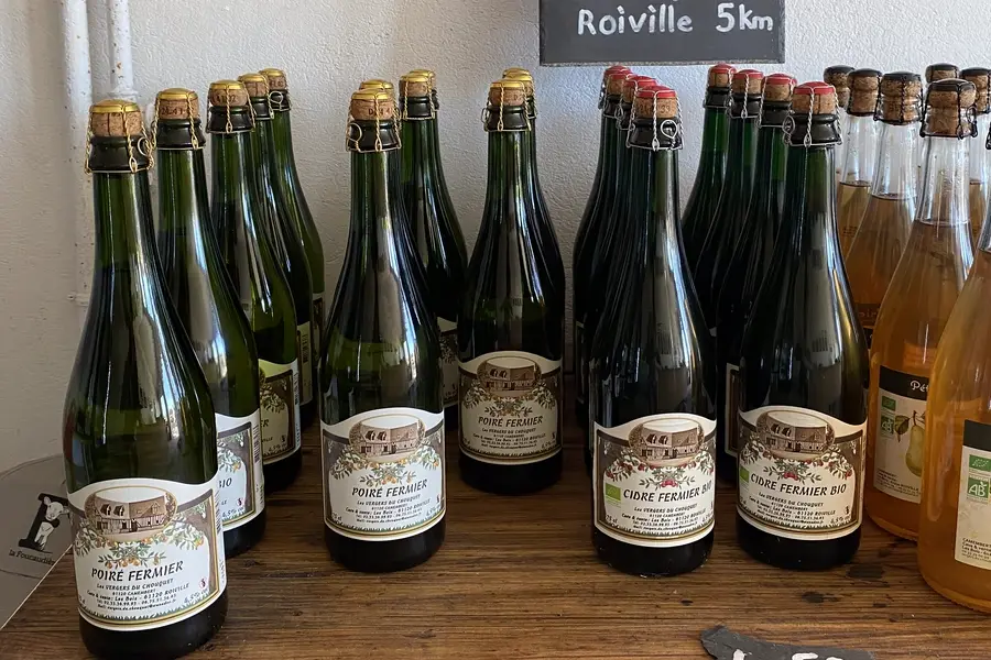 Des bouteilles de cidre fermier alignées dans la boutique de la ferme