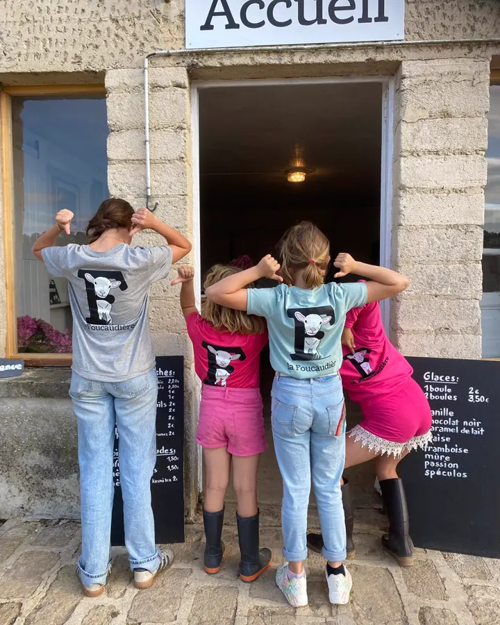 Trois enfants devant l'entrée de la boutique de la ferme de la Foucaudière